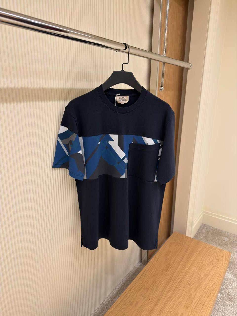 Hermès "Poche en rayure imprimé" T-Shirt – Navy/Blue