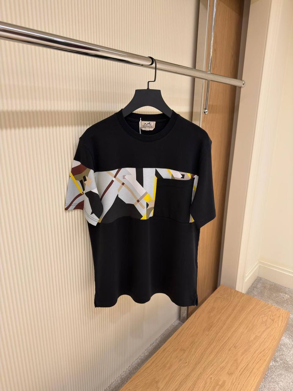 Hermès "Poche en rayure imprimé" T-Shirt – Black/Multicolor